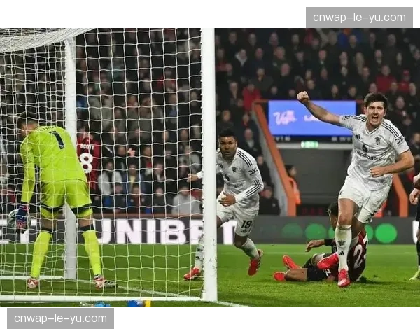 曼联中场横向间距控制不足，肋部防守空当被对手频繁利用